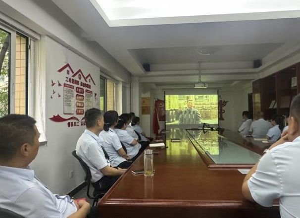 方陣鏗鏘步，服務(wù)潤無聲