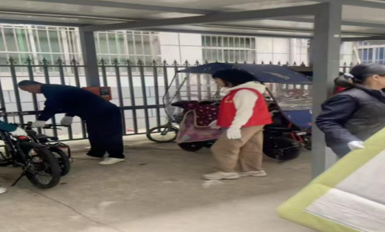 清理小區(qū)雜物提升環(huán)境衛(wèi)生